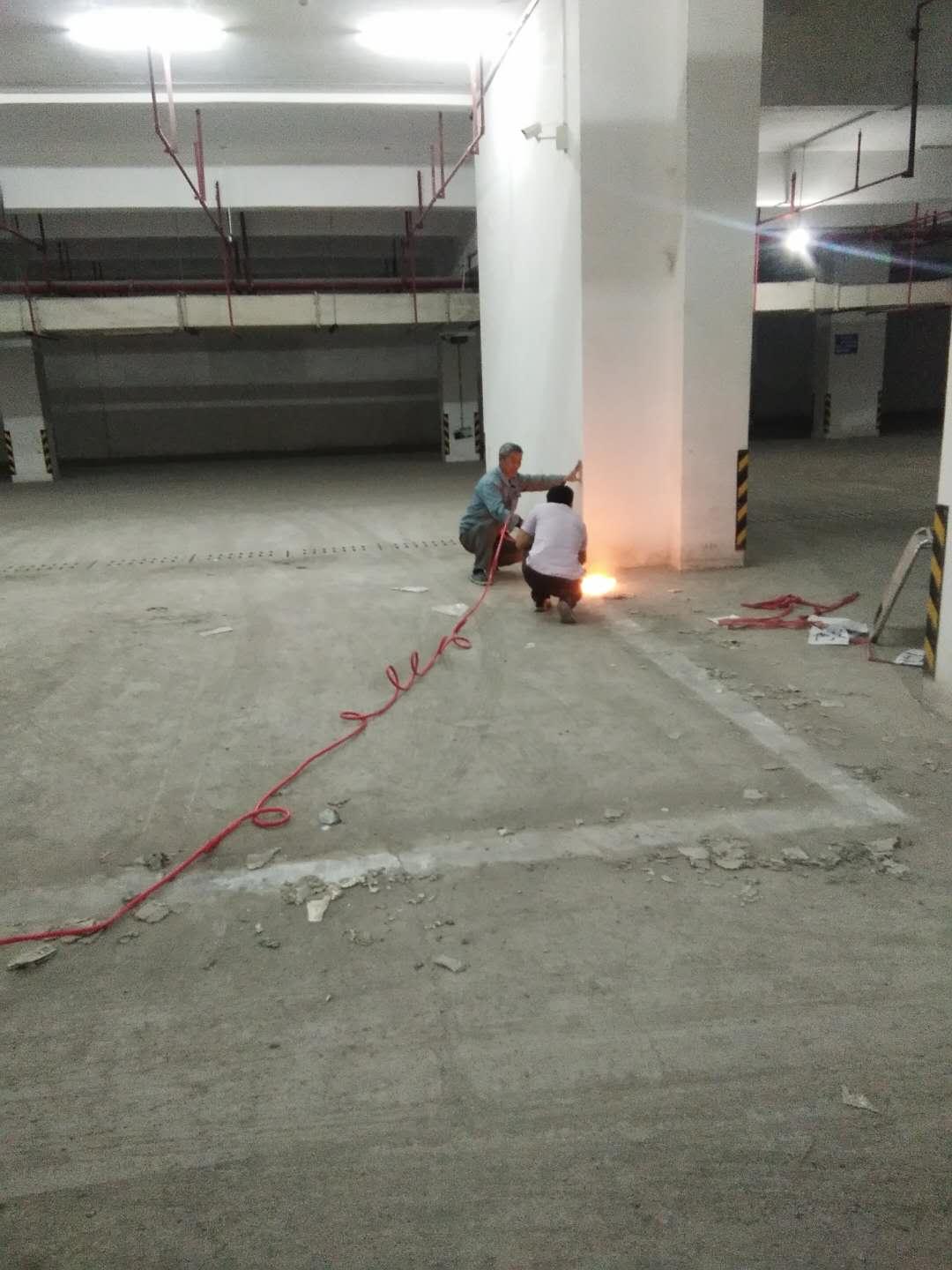 磐安新興蔬菜市場(chǎng)大樓地下車庫地面翻新工程進(jìn)行中
